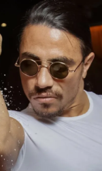 De la viande couverte d’or et des salaires de misère : l’envers du décor des restaurants de Salt Bae