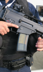 À Paris, la police a abattu deux occupants d’une voiture au fusil d’assaut